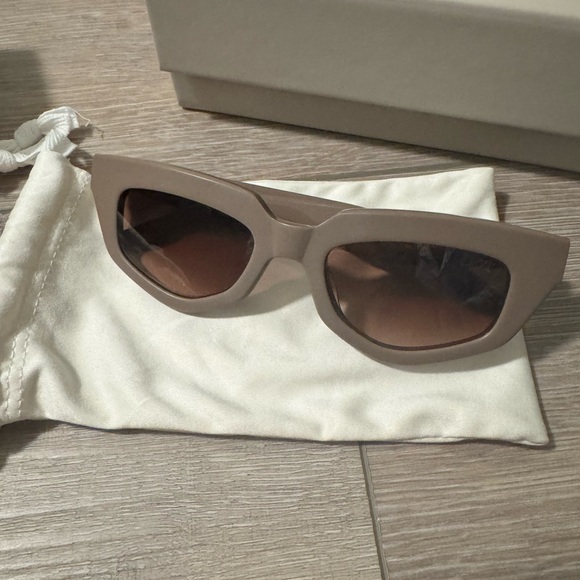 Dezi On Read Sunglasses Bundle - Picture 4 of 6
